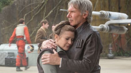 Fisher junto a Harrison Ford, con quien tuvo un romance fugaz en la filmación de la primera Star Wars.