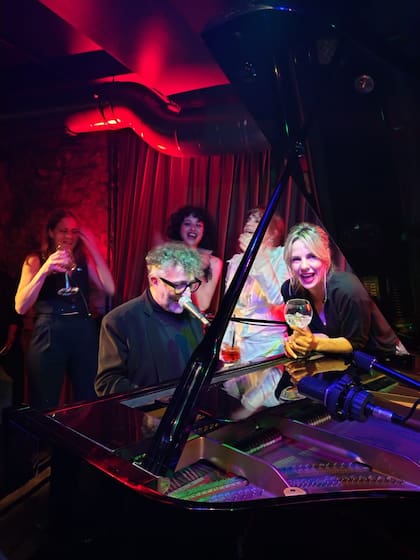 Fito Páez con Dolores Fonzi y Julieta Cardinali en la fiesta de la película Belén, en San Sebastián