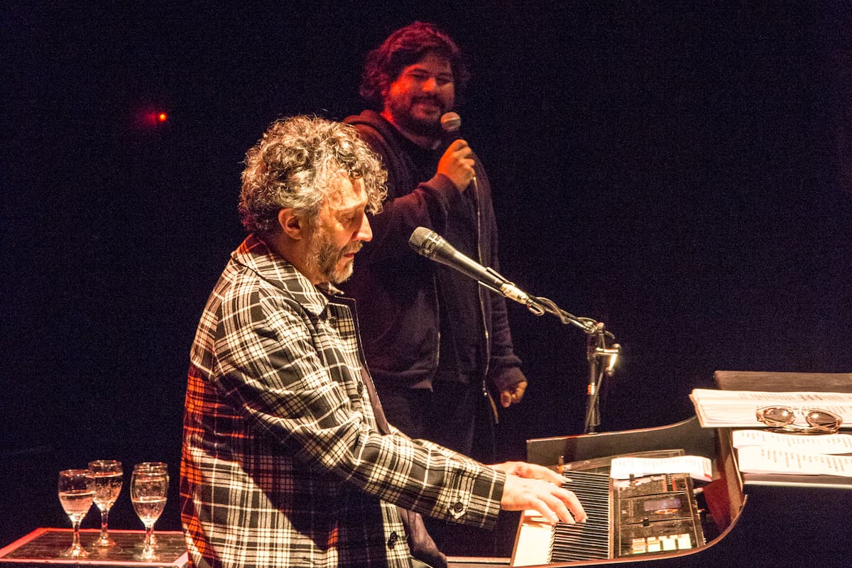 Fito Páez con el cantante de Él Mató a un Policía Motorizado en el escenario del teatro Xirgú Espacio UNTREF