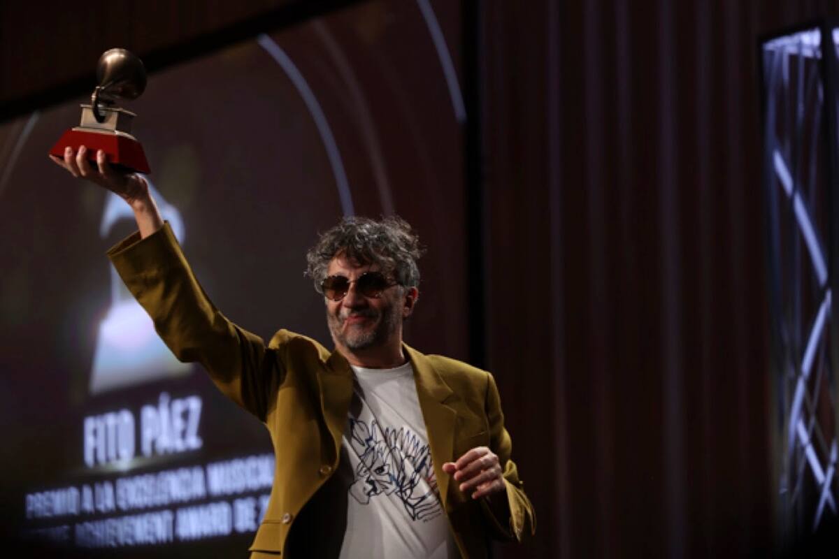 Fito Páez, con uno de los Grammy que ya ha ganado en su larga carrera