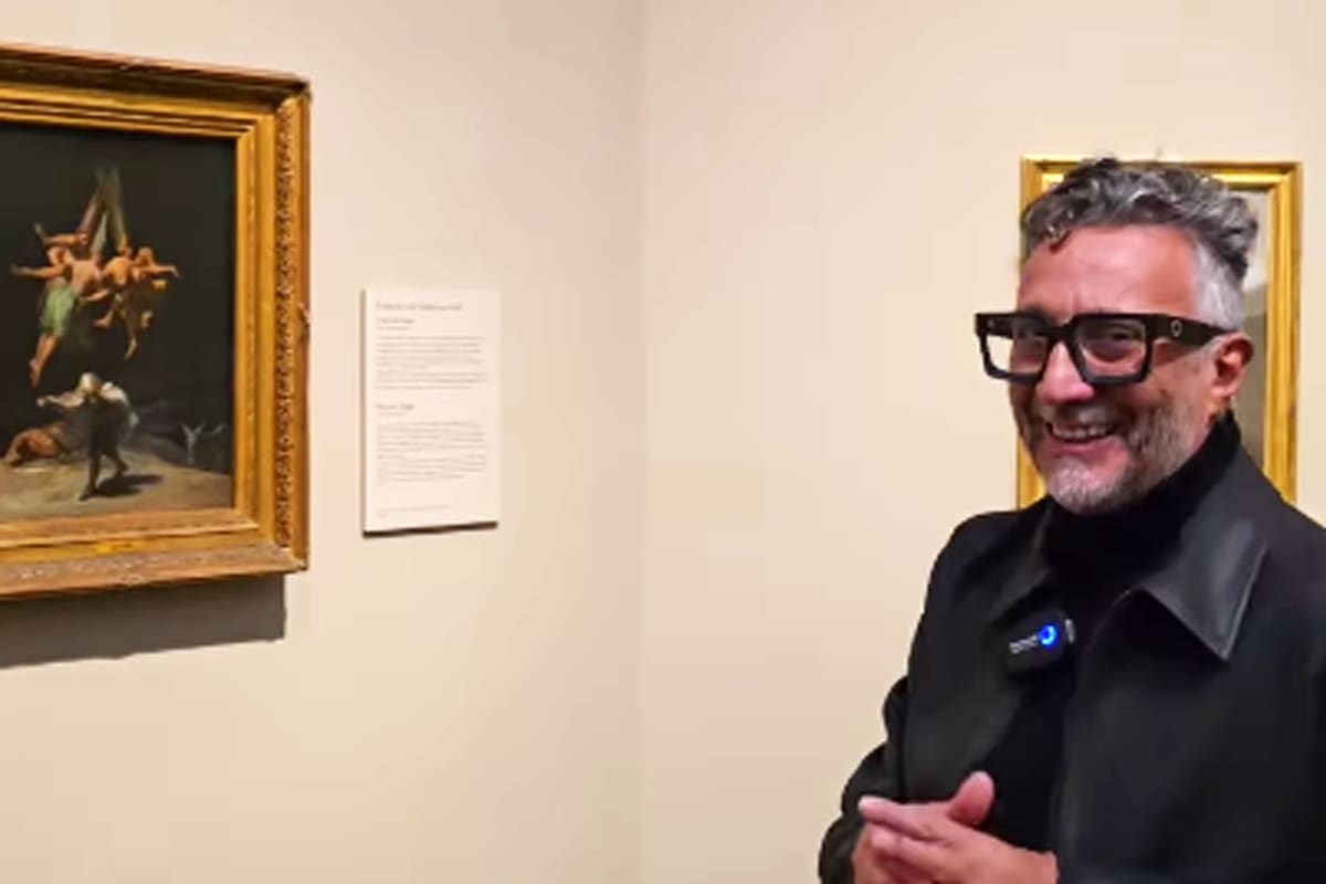 Fito Páez en el Museo del Prado; a la izquierda el cuadro "Vuelo de brujas", de Francisco de Goya
