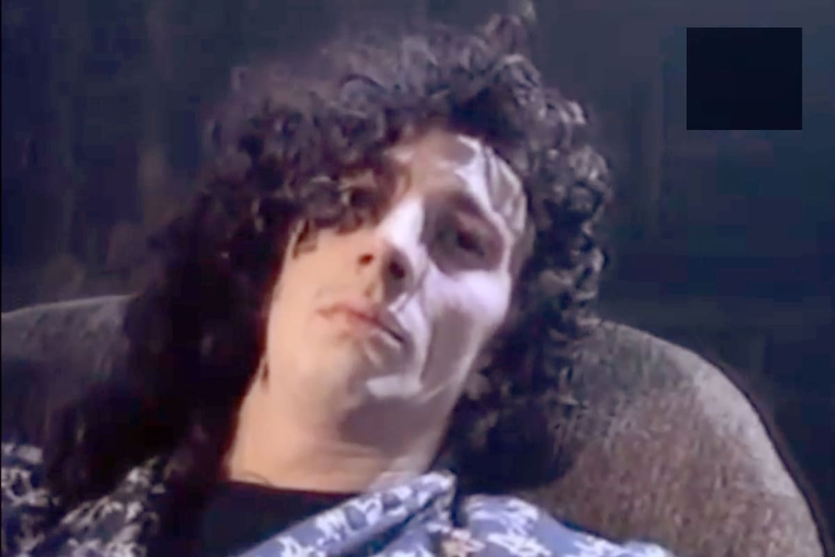 Fito Páez en un oscuro video