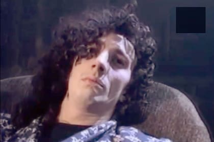 Fito Páez en un oscuro video