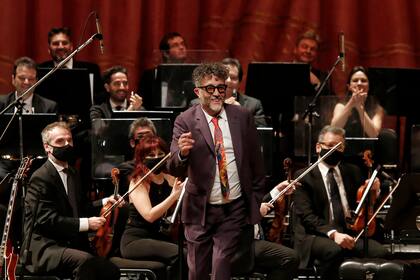 Fito Páez interpretó un emotivo repertorio de canciones de Charly García en el Teatro Colón, con orquesta y con su banda