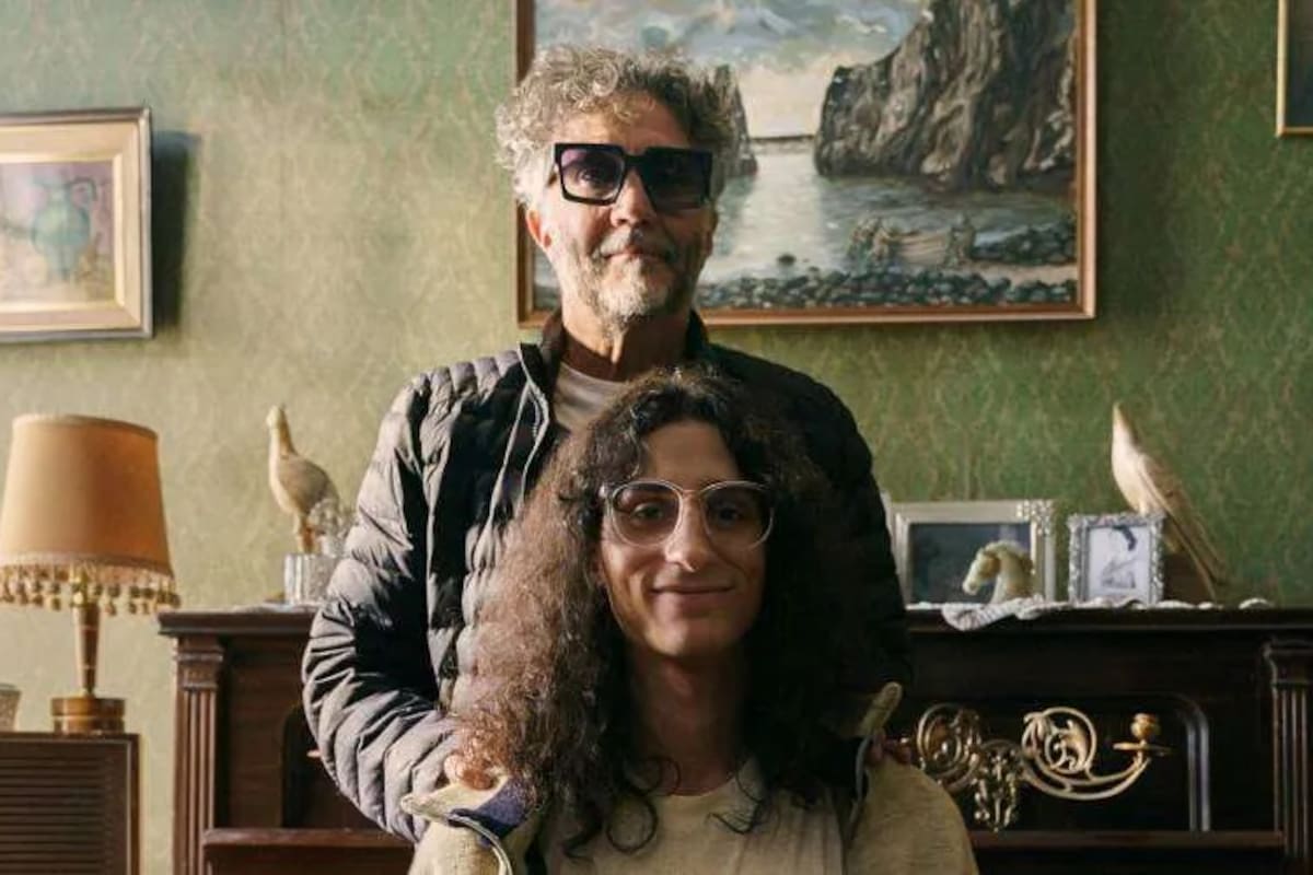 Fito Páez junto a Iván Hochman, quien lo interpreta en la serie El amor después del amor