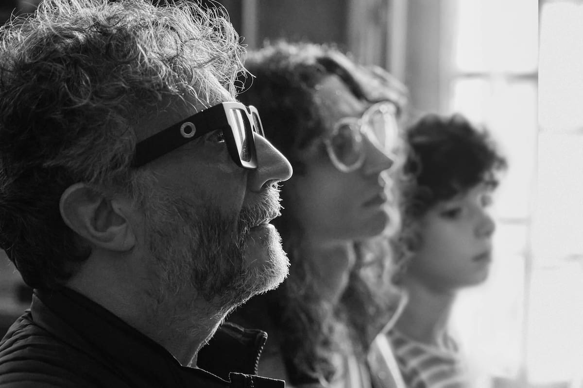 Fito Páez junto a los actores que lo personificarán en su biopic, Iván Hochman y Gaspar Offenhenden.