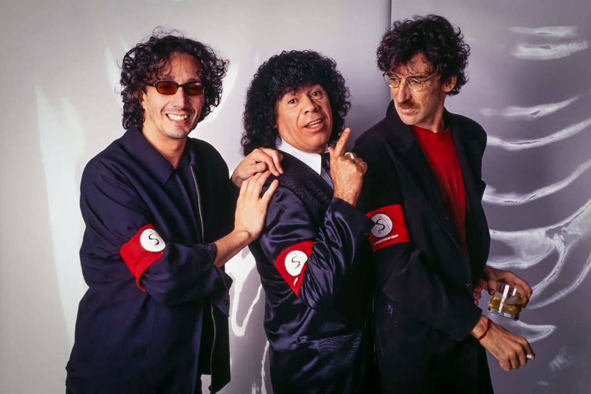 Fito Páez, la Mona Giménez y Charly García, en una sesión muy "Say no more". Fotografía de Maximiliano Vernazza, parte de la muestra Argentinos 1995-2025