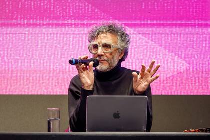 Fito Páez leyendo el extracto de un ensayo "La música en tiempos de demencia masiva" en la Sala Gorostiza