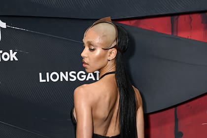 FKA twigs asiste al estreno mundial de "The Crow" en el Village East by Angelika el martes 20 de agosto de 2024 en Nueva York. (Foto Evan Agostini/Invision/AP)