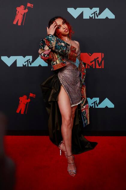 FKA Twigs con múltiples capas