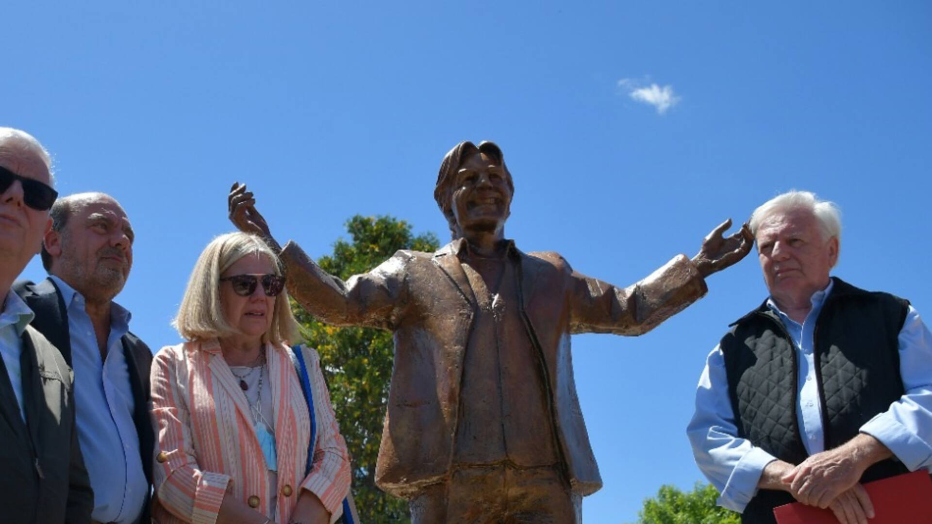 Flamante estatua de Sergio Denis en Pueblo San José