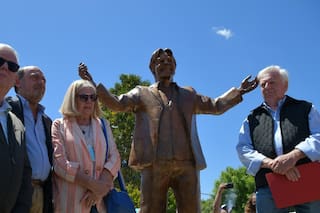 Inauguraron la estatua de Sergio Denis en la colonia alemana Pueblo San José, donde nació