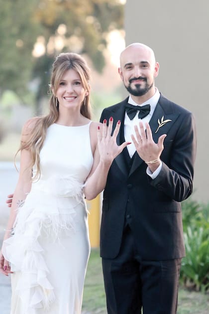 Flamantes marido y mujer, Abel y Mora posan muestran sus anillos.