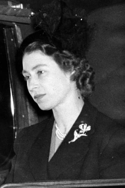 FlameLily es un broche de gran valor emotivo para Isabel. Cuando todavía era una princesa, lo llevó en la solapa apenas supo de la muerte de su padre, Jorge VI.