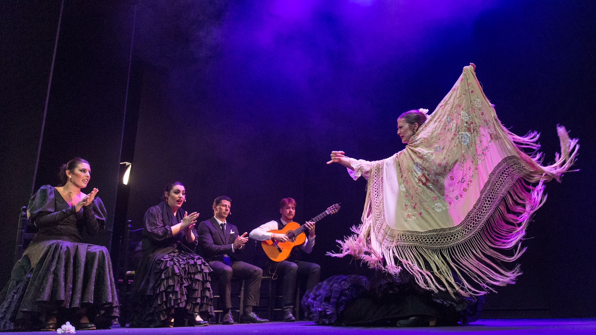 El Corral de la Morería es el tablao más famoso desde 1956: por su escenario pasaron las máximas estrellas del flamenco.