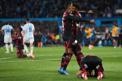 Flamengo eliminó a Racing en Avellaneda y definirá la Copa Libertadores con Palmeiras en Lima, el 29 de noviembre.