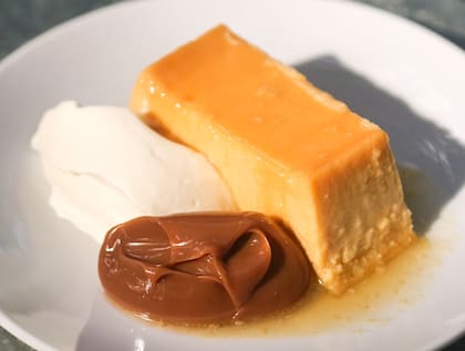 Flan con crema y dulce de leche, especialidad de Picsa.