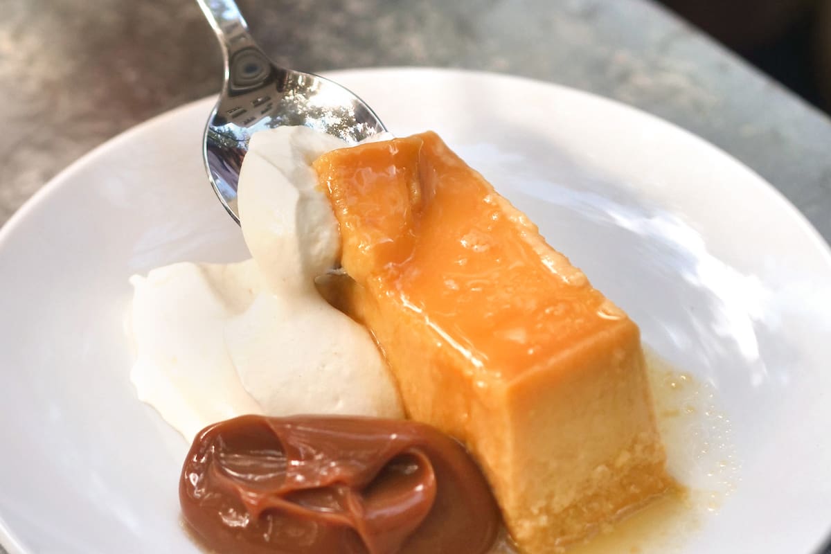 La reivindicación de la pizza porteña que propone Picsa debía acompañarse con un postre tan clásico como el flan con crema y dulce de leche