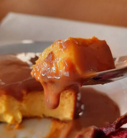 Flan con dulce de leche elaborado a base de leche de búfala