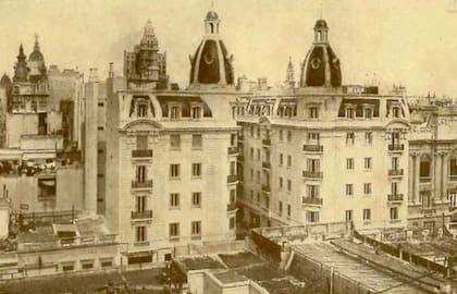 Flanqueada por cúpulas, vista a la entrada del Pasaje hacia 1926, cuando terminó su construcción. Más atrás, el Barolo.