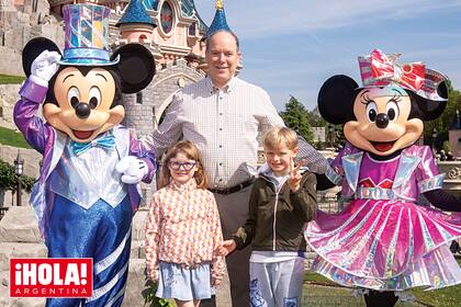Flanqueados por Mickey Mouse y Minnie, el príncipe y sus herederos se divierten en Disneyland Paris, el parque temático que acaba de cumplir treinta años.