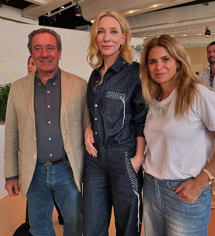 Flavia Palmiero ya es una habitué del célebre Festival de Cannes, de sus eventos y de sus almuerzos. Sin embargo, eso no la detuvo al momento de tener un rapto de "cholulaje": durante el cuarto día del evento, en una comida que tuvo lugar en el café de Palm, la actriz y empresaria no se pudo contener y le pidió a Cate Blanchett posar con ella y su esposo, el productor Luis Scalella