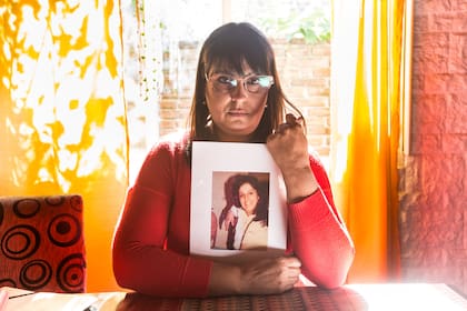 Flavia Marengo muestra una foto de su madre Angélica Estela Reales, que fue asesinada por su esposo, en 1985