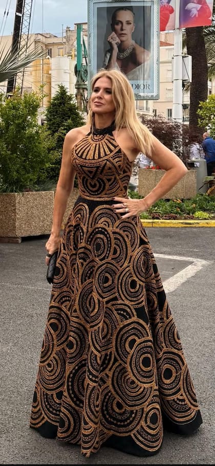 Flavia Palmiero es otra de las celebridades argentinas que suele participar del Festival de Cannes. La actriz y conductora fue al estreno de Matate, amor y lució un impecable diseño de alta costura de la última colección de Gabriel Lage. El vestido, negro y con escote halter, estaba íntegramente bordado con hilo de seda con incrustaciones de cordón soutache, en color oro viejo y cristales facetados. Además, combinó con zapatos Sylvie Geronimi y accesorios de Gabriela Capucci