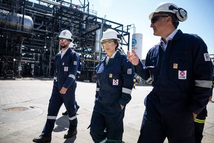 Flavia Royón, la secretaria de Energía de la Nación, visitó la refinería de AXION energy en Campana