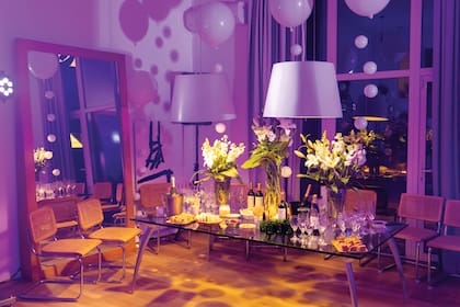 Flavia se ocupó personalmente de la ambientación. “Fue todo muy simple. Además de las torres de luces, había globos de helio y liliums y alelíes, que me encantan, por todos lados”, cuenta