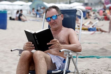 Dos pares de anteojos para Flavio Angelini, que no levanta la vista de "Las cruzadas", del historiador Thomas Asbridge