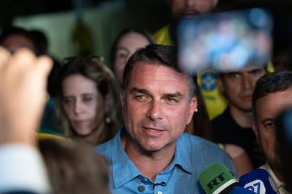 Flávio Bolsonaro fue el candidato con más votos en la primera vuelta electoral en Brasil y parte al balotaje fortalecido