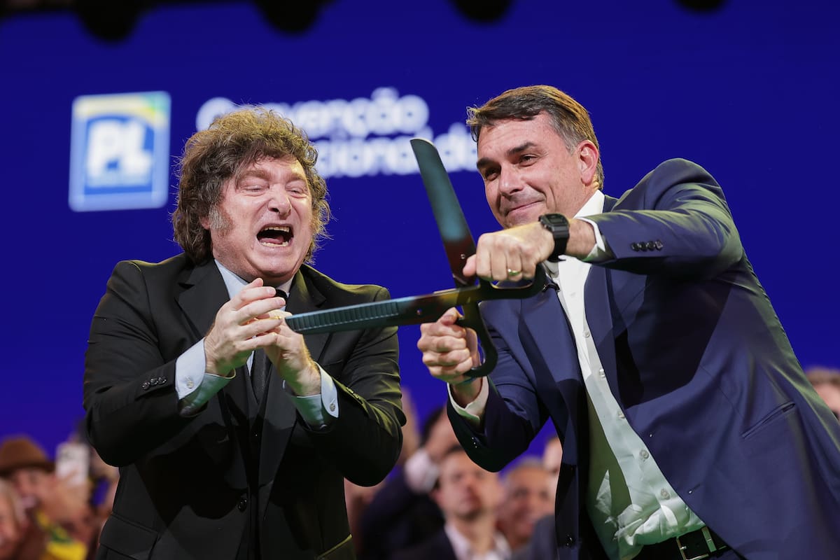 Flavio Bolsonaro, junto a Milei