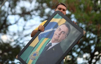 Flávio Bolsonaro se ha definido como más "moderado" que su padre, Jair, pero expertos advierten que su programa está lejos de serlo