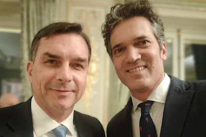 Flávio Bolsonaro y Santiago Muzio, director de la Casa de la Argentina en París que retiró una placa conmemorativa a las víctimas de la dictadura militar