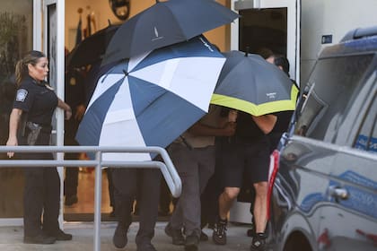 Flavio Bolsonaro y su familia, en su salida del aeropuerto ejecutivo Opa Locka, en Miami.