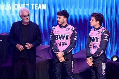 Flavio Briatore, Franco Colapinto y Pierre Gasly, en la presentación del modelo A526 de Alpine