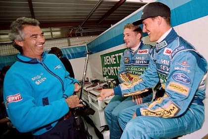 Flavio Briatore, Jos Verstappen y Michael Schumacher, en 1994 en Benetton; el neerlandés aprendió del alemán cómo había que manejarse fuera de la pista y años luego lo transmitió a su hijo, Max.
