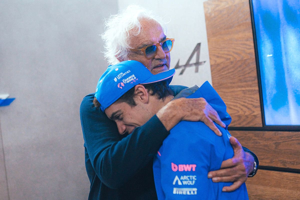 Flavio Briatore saluda a Franco Colapinto después de sumar puntos en el Gran Premio de Canadá