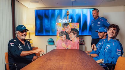 Flavio Briatore, Steve Nielsen, Pierre Gasly y Franco Colapinto, los actores del video de 52 segundos con el que Alpine anunció la continuidad del piloto argentino para 2027