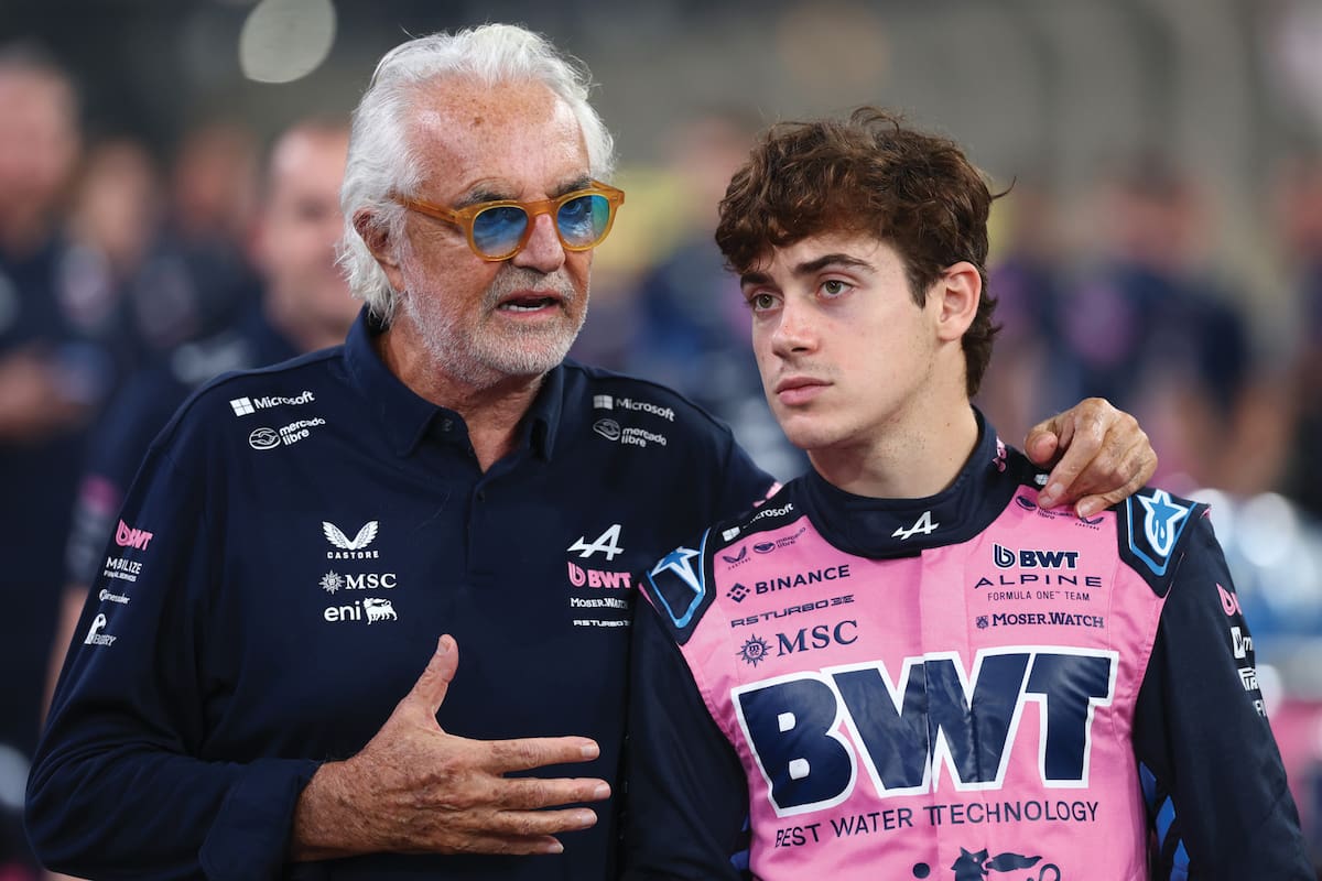 Flavio Briatore y Franco Colapinto, en la última carrera de la temporada 2025. (Photo by Clive Rose/Getty Images)