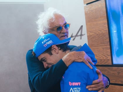 Flavio Briatore y un sentido abrazo con Franco Colapinto