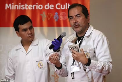 Flavio Estrada, arqueólogo, concluyó que los humanoides son muñecos armados con huesos de animales. Foto: Gaia.com