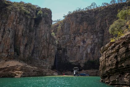 Flávio Freites navegó en un cañón en el lago de Furnas en 2012 y luego publicó una foto en su Facebook en la que predijo que la roca se caería.