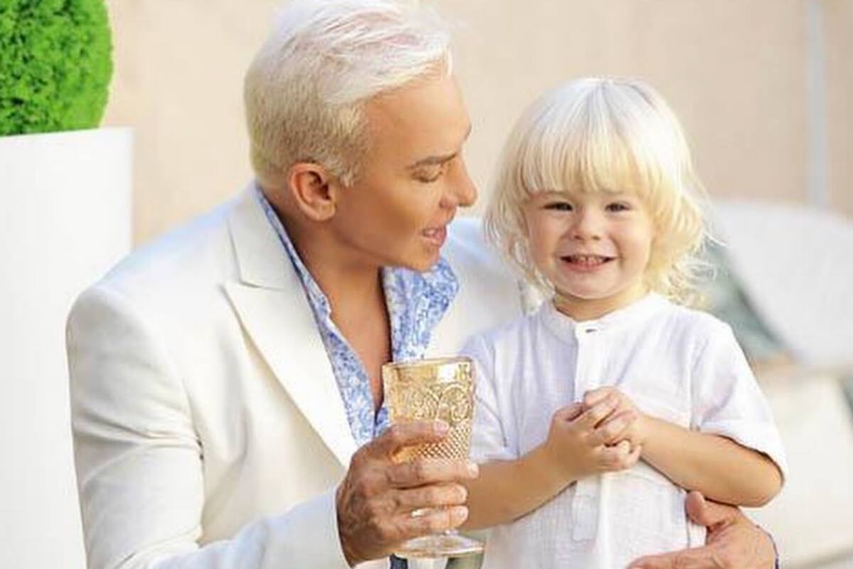 Flavio Mendoza publicó un video en le que se ve a su hijo desnudo divirtiéndose en el agua y sus seguidores lo criticaron