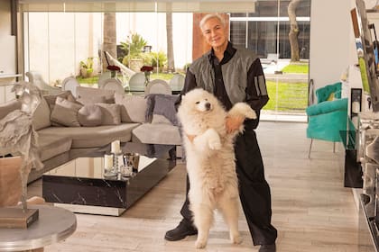 Flavio posa con su perro. De fondo, se ve el jardín de la casa. En agosto estrena "La Cúpula" en el Casino Buenos Aires, un espacio que integra teatro, circo, música en vivo, tecnología, artes escénicas y recursos inmersivos. “Es un proyecto muy ambicioso. Armamos una puesta en escena que no existe en el mundo”, cuenta entusiasmado