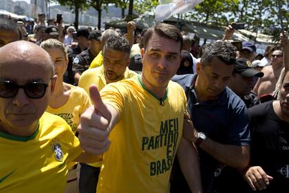Flavio, uno de los hijos de Bolsonaro, encabezó un acto en Copacabana