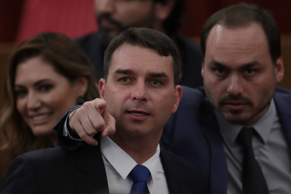 Flavio y Carlos Bolsonaro.