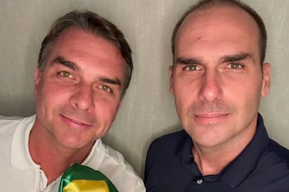 Flavio y Eduardo Bolsonaro