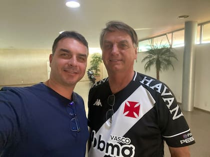 Flavio y Jair Bolsonaro (con la camiseta de Vasco da Gama), en una imagen de 2021
